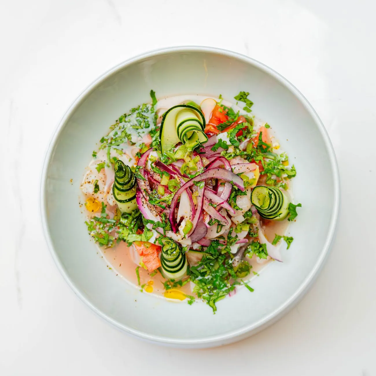 Verse salade met groenten als onderdeel van een gezond afslankmenu
